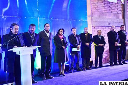 Autoridades y representantes de entidades financieras en la inauguración