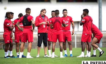 Gareca brinda la charla técnica a la selección peruana con Guerrero incluido /espectador.com