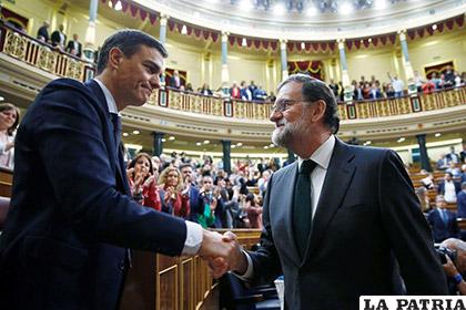 Mariano Rajoy (der.), felicita al recién investido presidente el socialista Pedro Sánchez (izq.)
