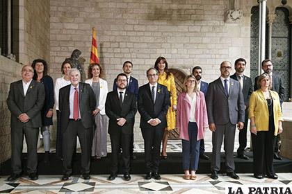Encabezados por el nuevo presidente Joaquim Torra (c) y sus 13 consejeros la Generalitat de Cataluña retomó su autonomía