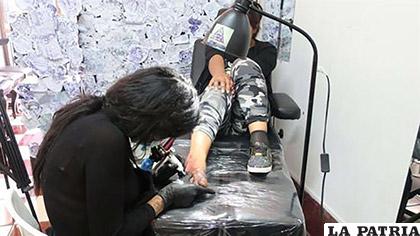 Una mujer se tatúa para tapar la cicatriz en el pie /eldiario.com.ec