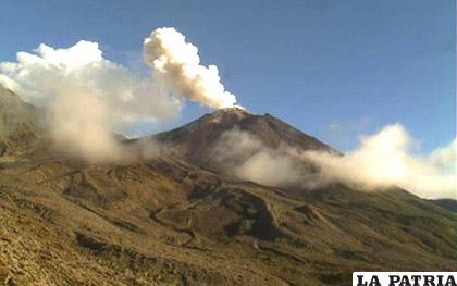 El volcán ecuatoriano Reventador, continúa en actividad