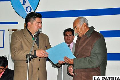 Justo Tórrez (derecha) recibió varias distinciones por su destacada labor