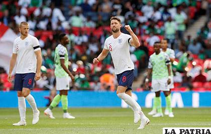 Gary Cahill fue autor del primer gol de los ingleses