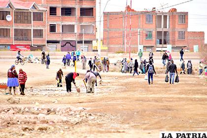 Gran cantidad de gente se movilizó para limpiar Oruro