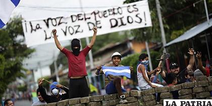 Manifestantes bloquean una calle en Masaya, Nicaragua /EFE