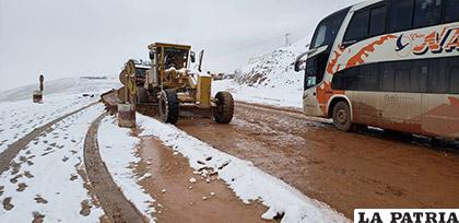 La nevada causó dificultades en el tránsito de algunas carreteras /ABC