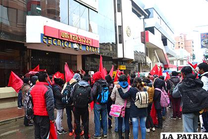 Protesta de universitarios que piden elecciones de decanato de la Facultad Técnica