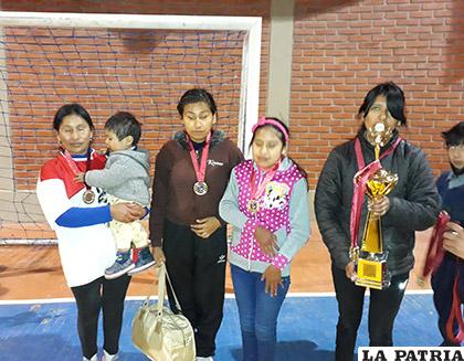 El plantel de Real Oruro ganador en damas