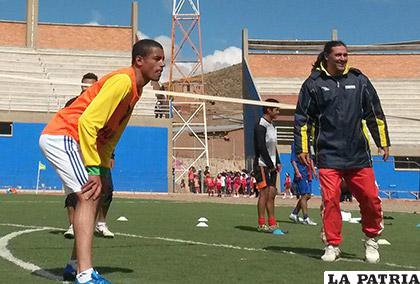 El entrenador Sánchez (derecha) dirige los entrenamientos /Domingo Sánchez