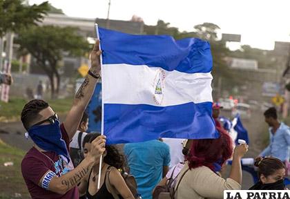 Un joven levanta la bandera de Nicaragua durante una protesta de apoyo a la ciudad de Masaya el lunes /Yahoo Noticias