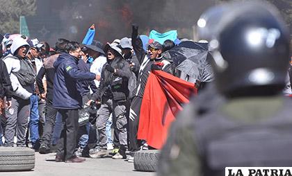 La convulsión en El Alto continúa desde el día de la muerte del universitario /APG