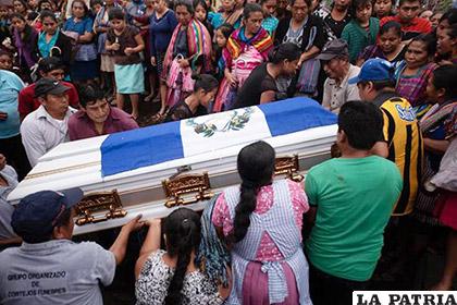 Familiares y amigos cargan el ataúd de Erick Jeremías Rivas, unas de las víctimas que ha dejado la erupción del Volcán de Fuego /Llave en mano 3.0