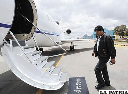 El Presidente Evo Morales aborda el avión presidencial en un anterior viaje /La Razón