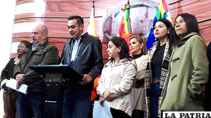 El senador Yerko Núñez junto a otros legisladores de su bancada UD /ANF