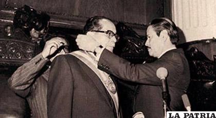 Julio Garret Aillón, como vicepresidente impone la banda presidencial a Hernán Siles Zuazo /OPINI?N.COM.BO
