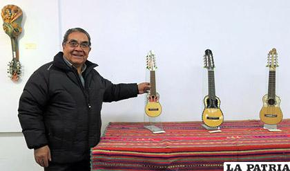El director de la Fundación Cultural del Charango Boliviano, Juan Achá, durante una exposición /La Razón