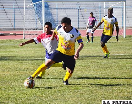 EM Huanuni jugó con casacas prestadas, Cristian Ybad, de Deportivo Shalon, domina el balón