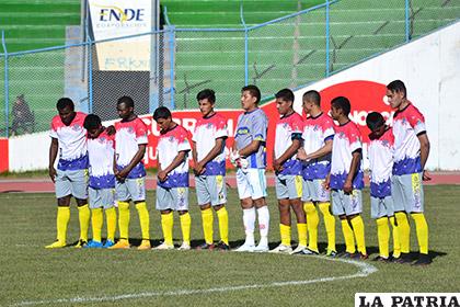 EM Huanuni el líder del campeonato, jugó con casacas prestadas