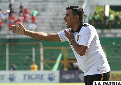 César Farías entrenador del cuadro 