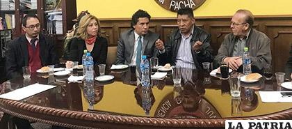 Berdeja entregó el proyecto de ley al senador Pedro Montes /radioluisfuentes.com