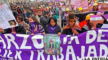 Las mujeres movilizadas el 8 de marzo en contra de la violencia /Los Tiempos