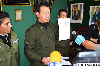 El coronel Raña mostrando la resolución de suspensión de la licencia