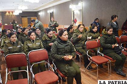 Hay aproximadamente 400 mujeres policías en Oruro