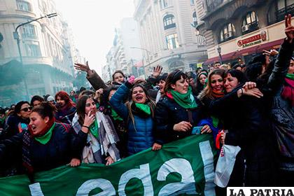 El movimiento feminista de Argentina estalló de la emoción al lograr una victoria histórica /Diario El Mercurio
