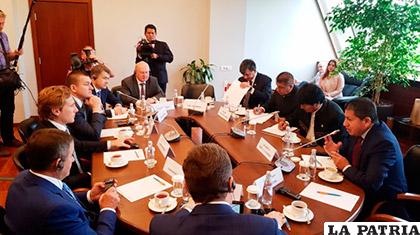 Reunión de la delegación boliviana con autoridades de Rusia /Ministerio de Comunicación