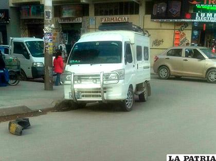 El vehículo fue estacionado en plena esquina /WhatsApp
