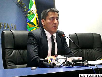 El ministro de Defensa, Javier Zavaleta, en conferencia de prensa /ABI