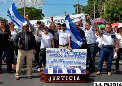 Nicaragüenses, en una manifestación con un ataúd en el piso / proceso.hn