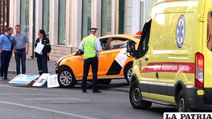 El taxi que arrolló al grupo de aficionados del Mundial, en una calle cercana a la Plaza Roja de Moscú /larazon.es