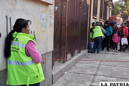 Autoridades ponderan el trabajo de los padres de familia para precautelar la seguridad de los escolares /ARCHIVO