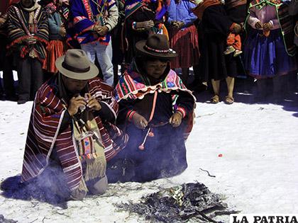 Ritual del Inti Raymi, realizado por autoridades originarias