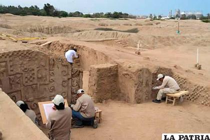 Un grupo de arqueólogos realiza trabajos de limpieza y excavación en el lugar del hallazgo /boliviaentusmanos.com
