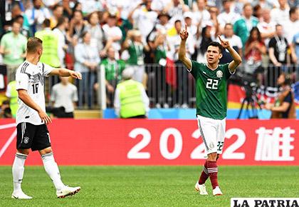 Hirving Lozano, con la casaca 22, fue el autor del gol de los mexicanos