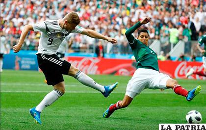 Timo Werner remata ante la marca de Hugo Ayala /as.com
