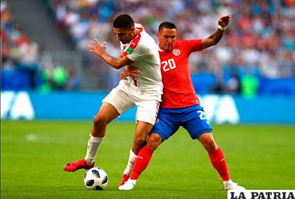 Guzmán le toma a Mitrovic para evitar que se le escape /as.com
