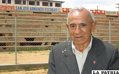 Armando Escóbar, cuando estuvo en vida, pusieron su nombre al campo deportivo del barrio San José, luego a pedido de alguna gente se retiró el nombre