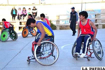 Una acción del partido final en la rama masculina