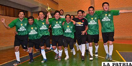 Vuelta olímpica de Hora Deportiva, campeón del futsal del CPDO