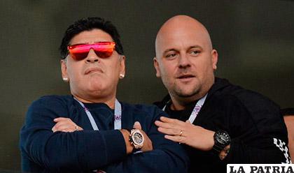 Diego Maradona observando el partido entre Argentina e Islandia /paraguay.com