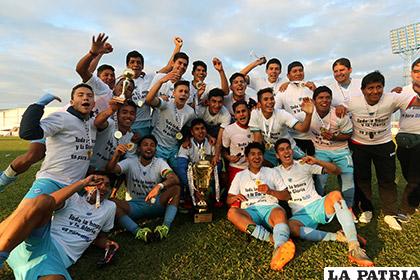 Festejo de los integrantes del equipo de Bolívar /APG)