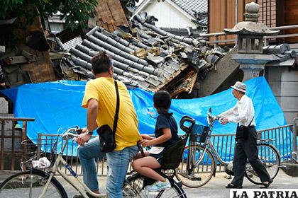 Vecinos de la localidad de Takatsuki en la prefectura de Osaka en Japón observan los daños /El Espectador