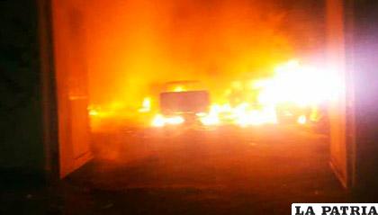 El incendio que se ve a través de la puerta principal de Umopar /Taxi Noticias