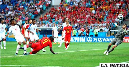 Lukaku de cabeza logra anotar el segundo tanto de la selección de Bélgica /as.com