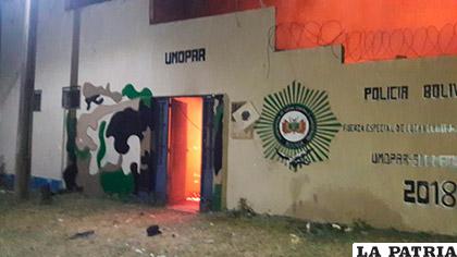 Una turba enardecida quemó el puesto policial y varios vehículos de Umopar /ERBOL