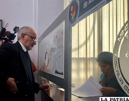 El expresidente Carlos Mesa presenta su denuncia en la Fiscalía General del Estado /Carlos D. Mesa Gisbert